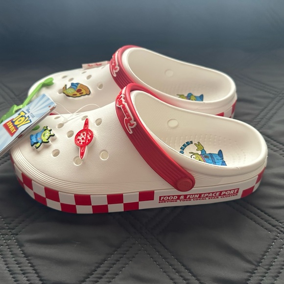 🍕Disney Pixar Toy Story Pizza Planet Off Court Crocs Clogs🍕 - Picture 2 of 5